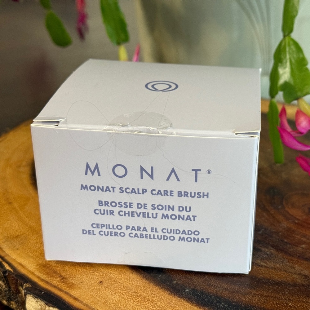 Monat Scalp Care Brush - White